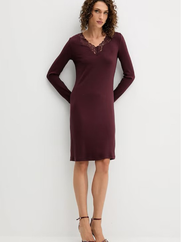 Нічна сукня / Червоне вино