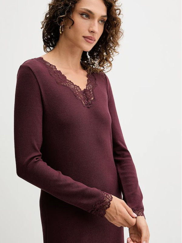 Нічна сукня / Червоне вино